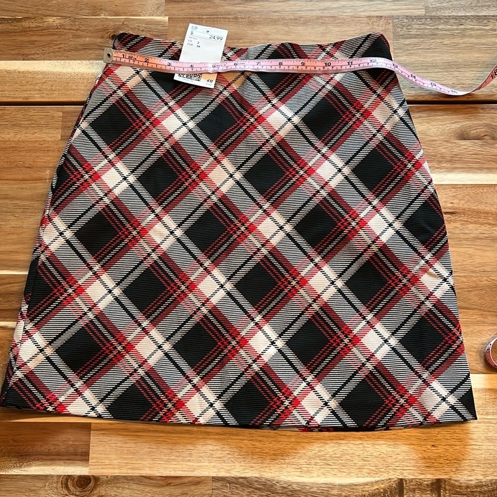H&M Plaid A Line Mini Skirt Black Red White Tartan Pattern Size 2 NEW